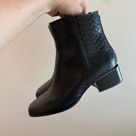 Donald Pliner Azia Women's Black Snake Embossed Leather Booties Size 8M - Picture 7 of 10
